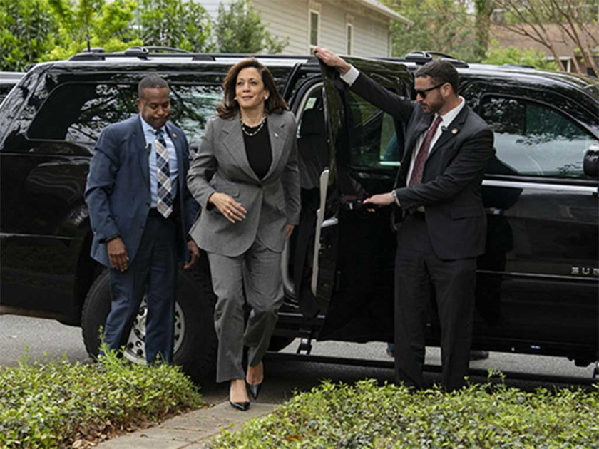 a U.S. Secret Service agent with kamala harris