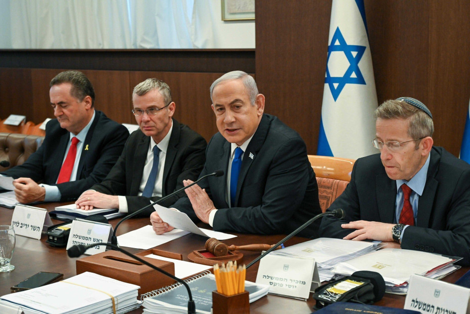 Benjamin Netanyahu addressing Israeli cabinet meeting
