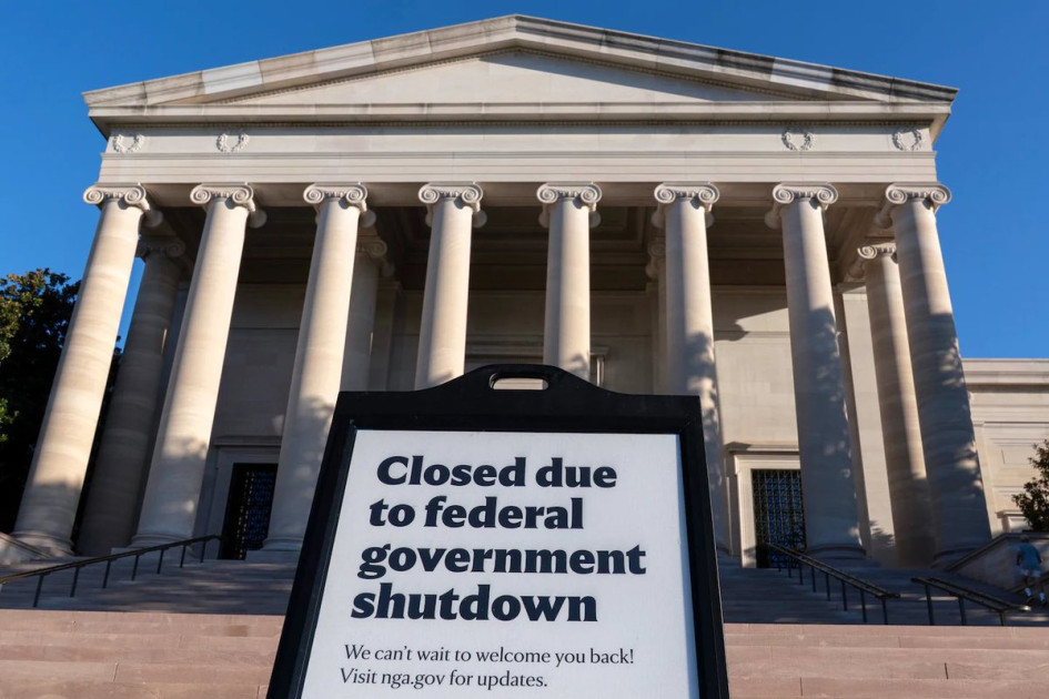 closed federal building sign