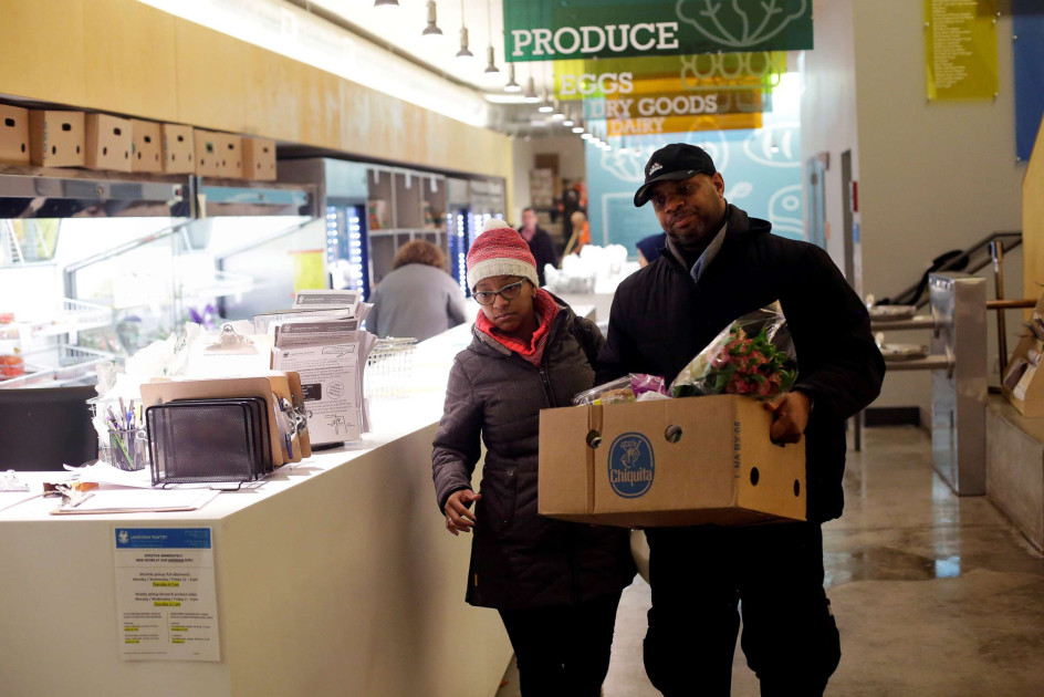 federal workers at food bank