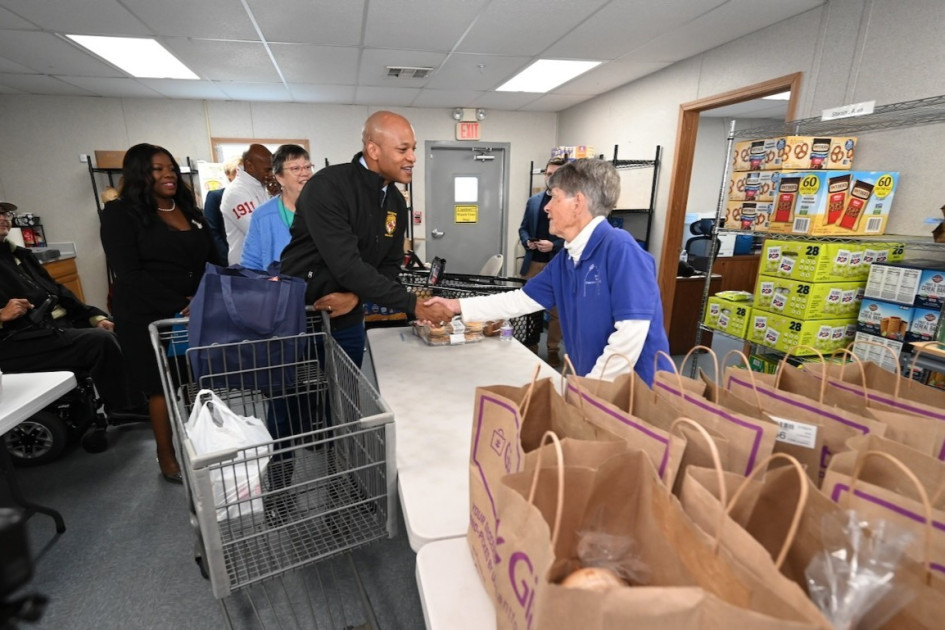 federal workers at food bank