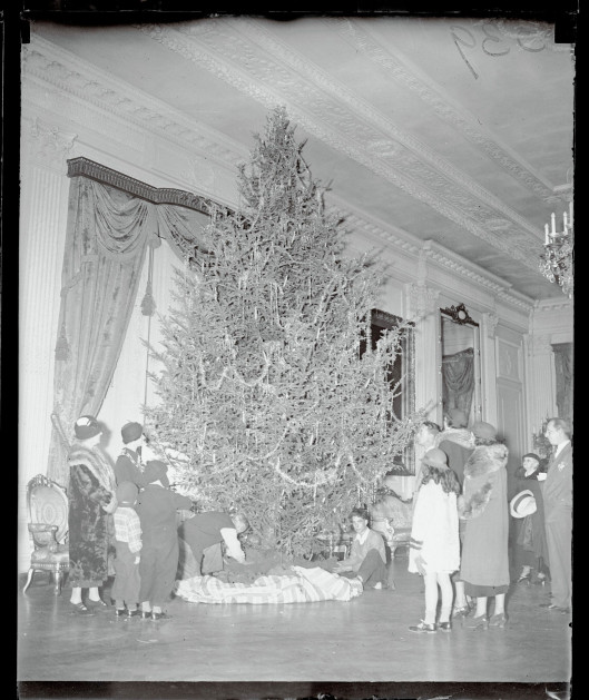 White House Christmas Through The Decades: From FDR’s Tinsel to Melania’s Red Trees, See How the Holidays Define the Presidency