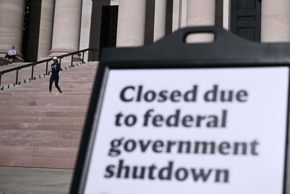 government shutdown closed federal building sign