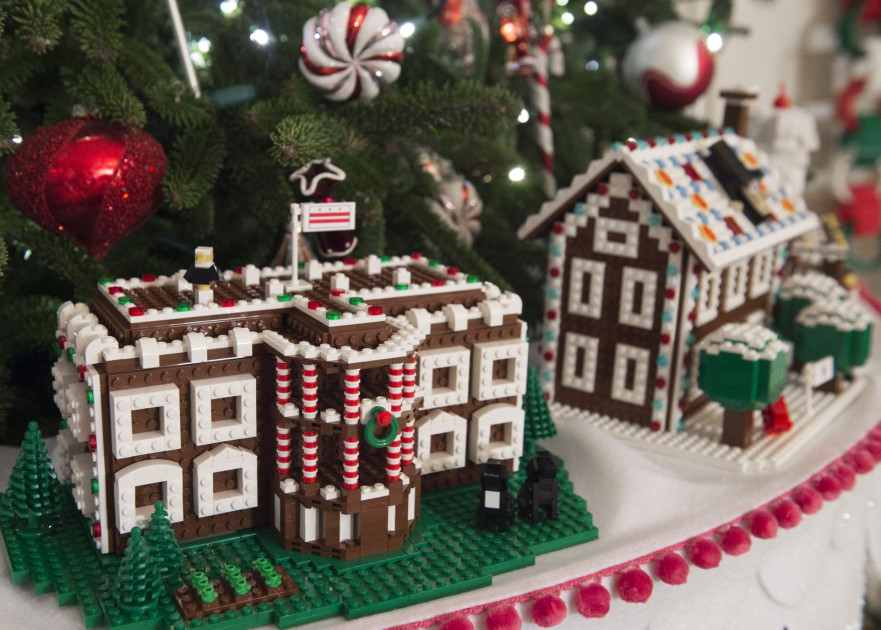 LEGO gingerbread house White House 2016