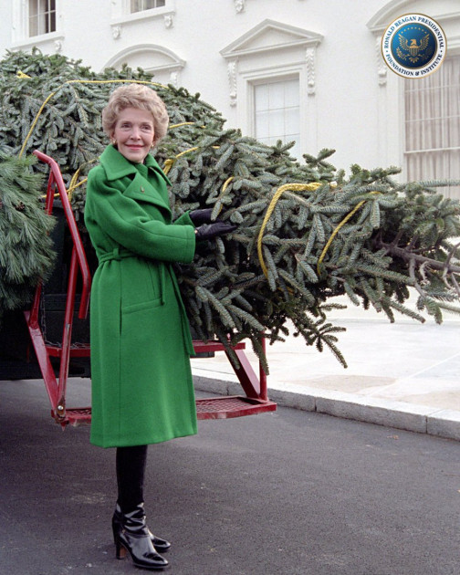 Ronald Reagan Nancy Reagan Christmas tree 1985
