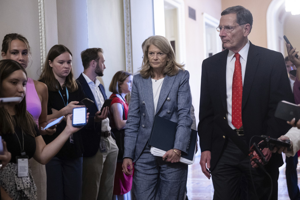 Senators John Thune and Lisa Murkowski talking in Capitol hallway