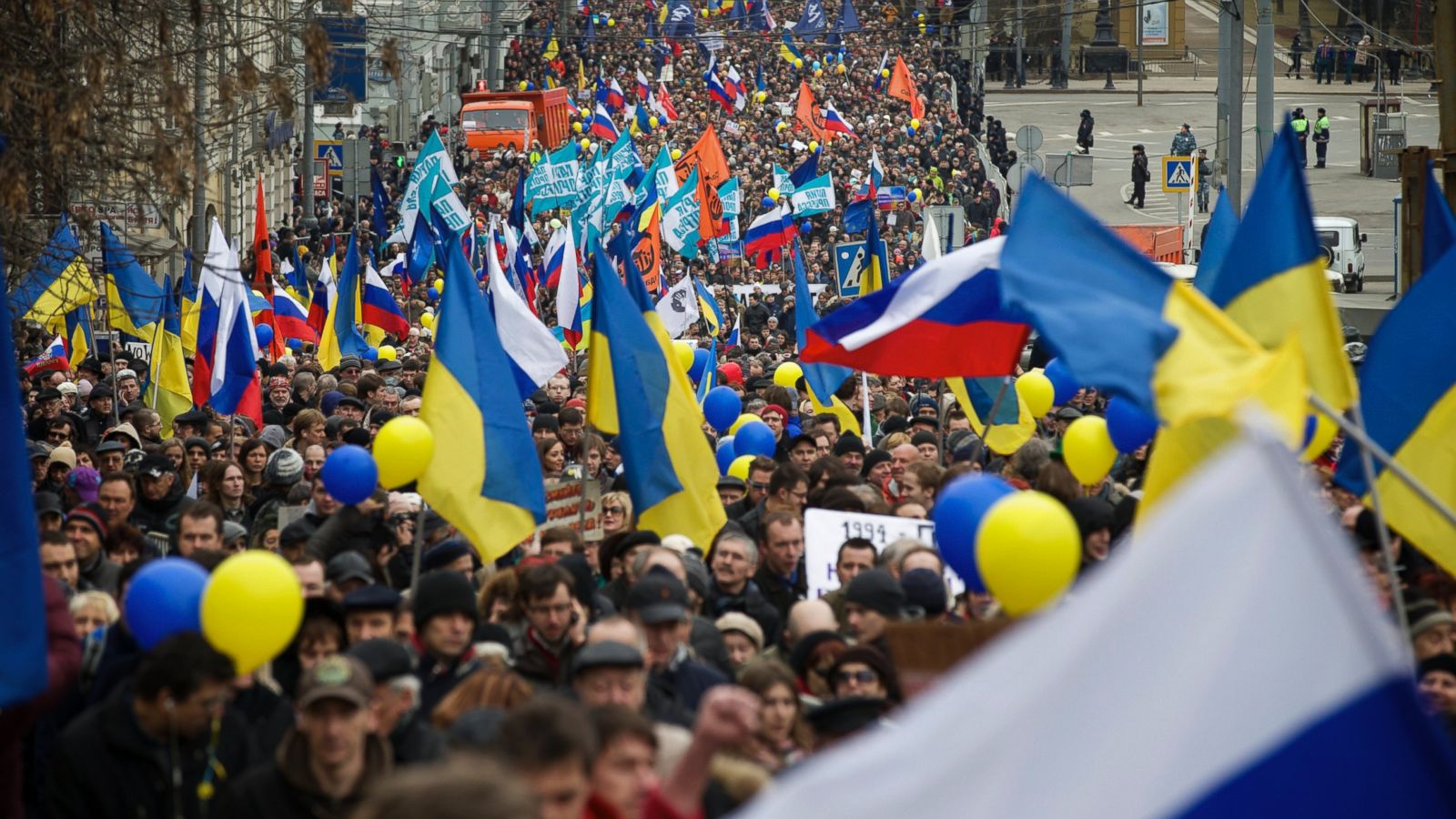 ukrainian flag in crimea protest