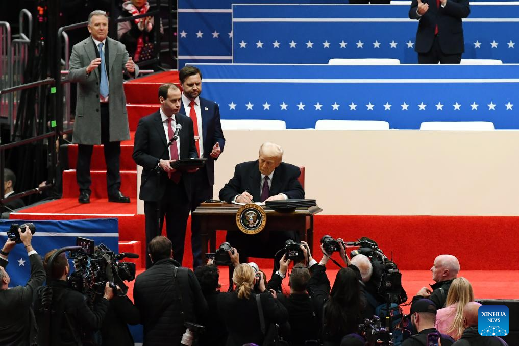 Trump signs executive order declaring national emergency at southern border