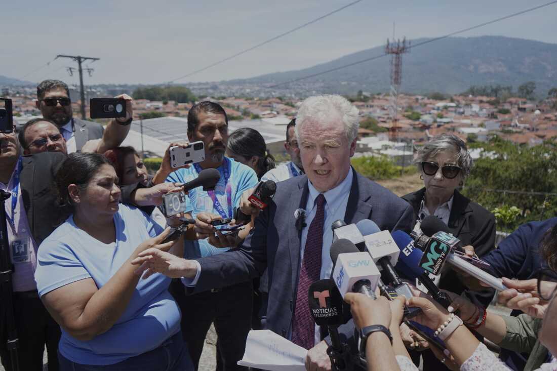 senator chris van hollen el salvador border visit
