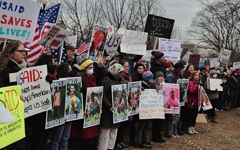 federal workers protesting during shutdown