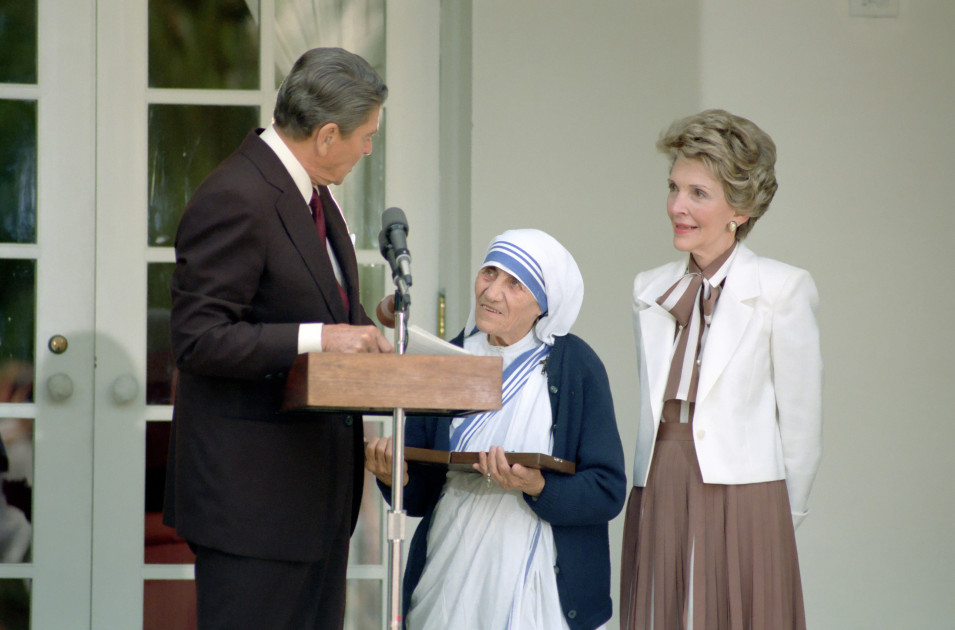 Mother Teresa receiving medal