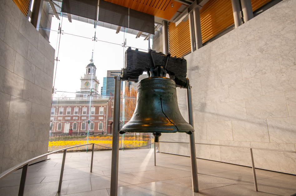 cracked Liberty Bell with 2025 calendar pages scattered around it